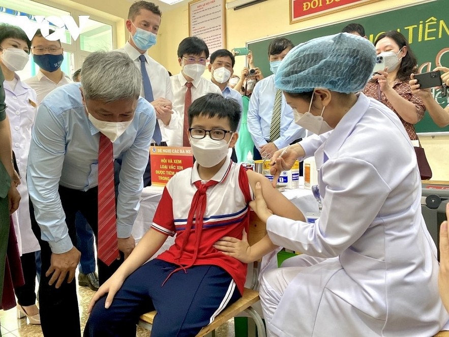 The national vaccination campaign for children aged 5 to 12 is getting underway in Vietnam. Photo: VOV