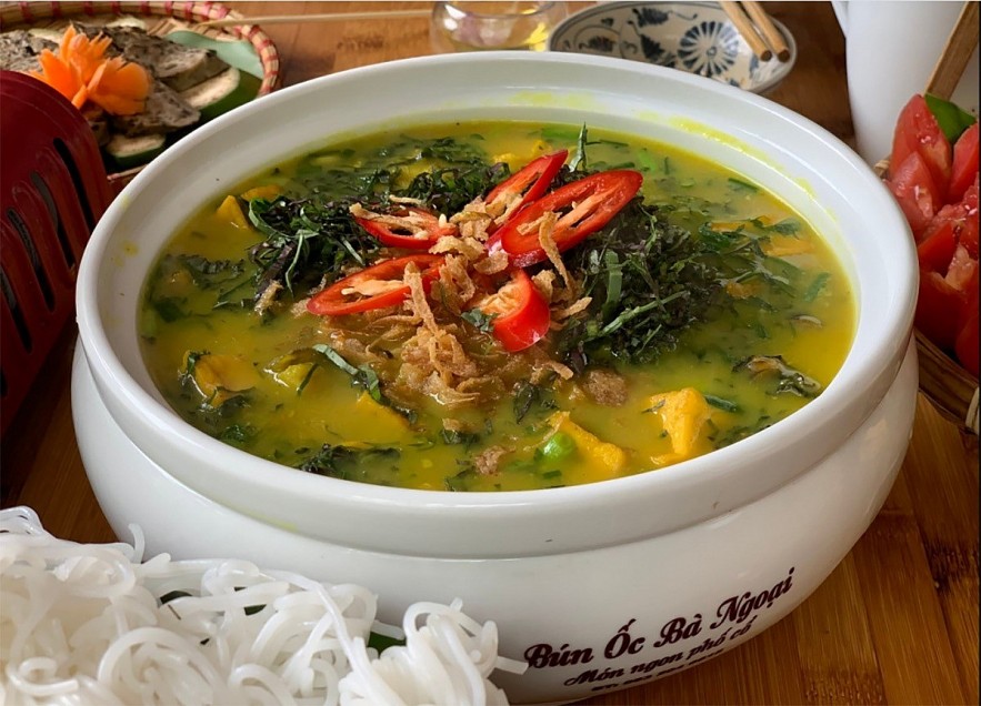 Oc nau chuoi dau (snail soup with green banana) is one of 100 typical Vietnamese dishes. Photo: thanhnien.vn