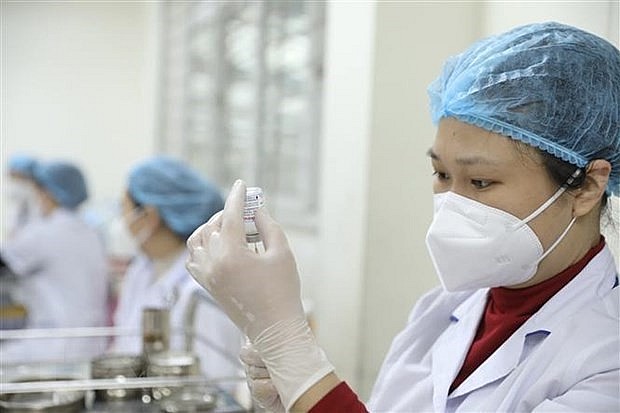 A nurse prepares to inject a COVID-19 vaccine jab. Photo: VNA