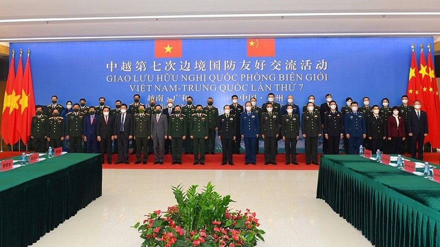 Vietnamese and Chinese defence officials pose for a group photo before their talks. Photo: qdnd.vn