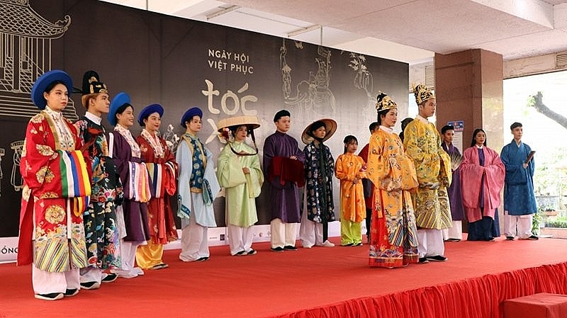 Young people in traditional Vietnamese attires. Photo: Tan Dong