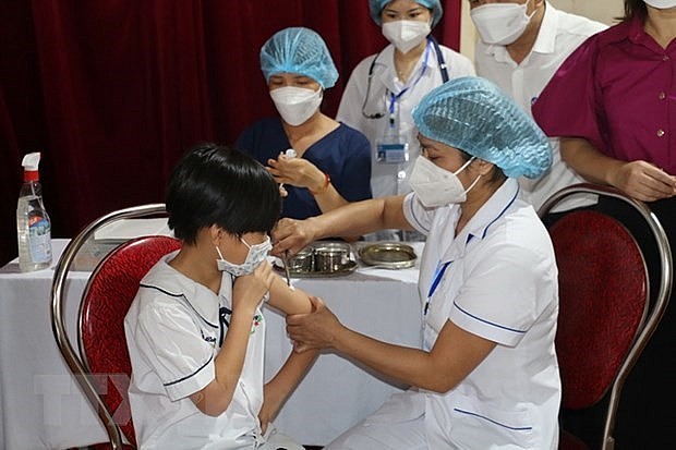 A sixth grader gets vaccinated against COVID-19 in Phu Yen province. Photo: VNA