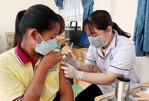 A student is vaccinated against Cpvid-19. Photo: VNA