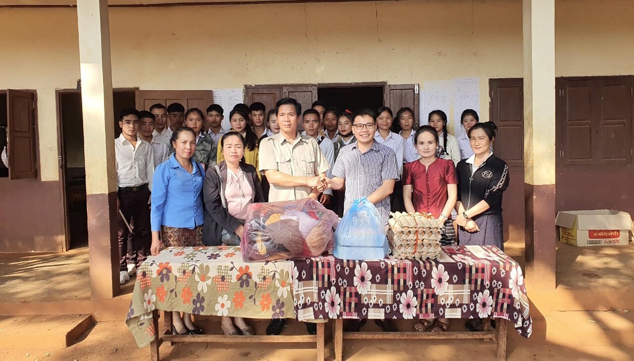 vietnamese teacher helps students in highland of laos