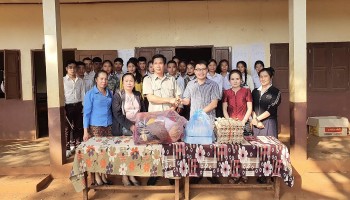 Vietnamese Teacher Helps Students in Highland of Laos