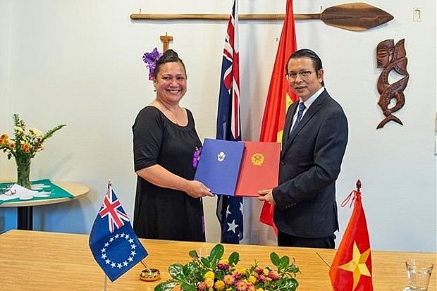 Vietnamese Ambassador to New Zealand Nguyen Van Trung (R) and Elizabeth Wright-Koteka, Cook Islands High Commissioner to New Zealand. Photo: VNA