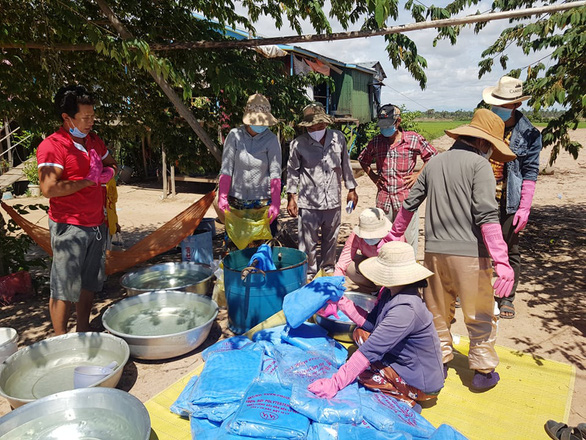 Vietnamese in Cambodia support pandemic fight