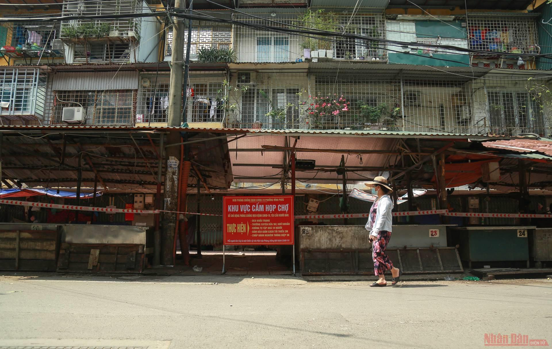 In photo: Shopping in Covid-19 - Put money in bucket, goods in pot