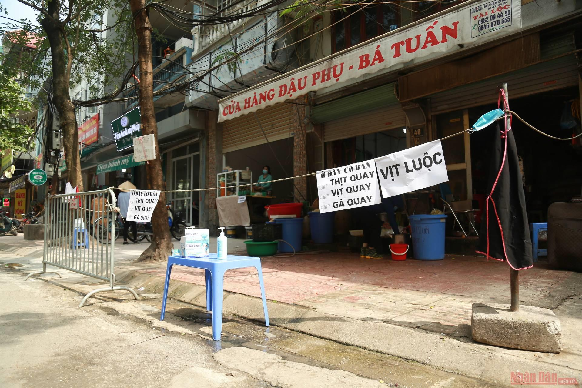 In photo: Shopping in Covid-19 - Put money in bucket, goods in pot