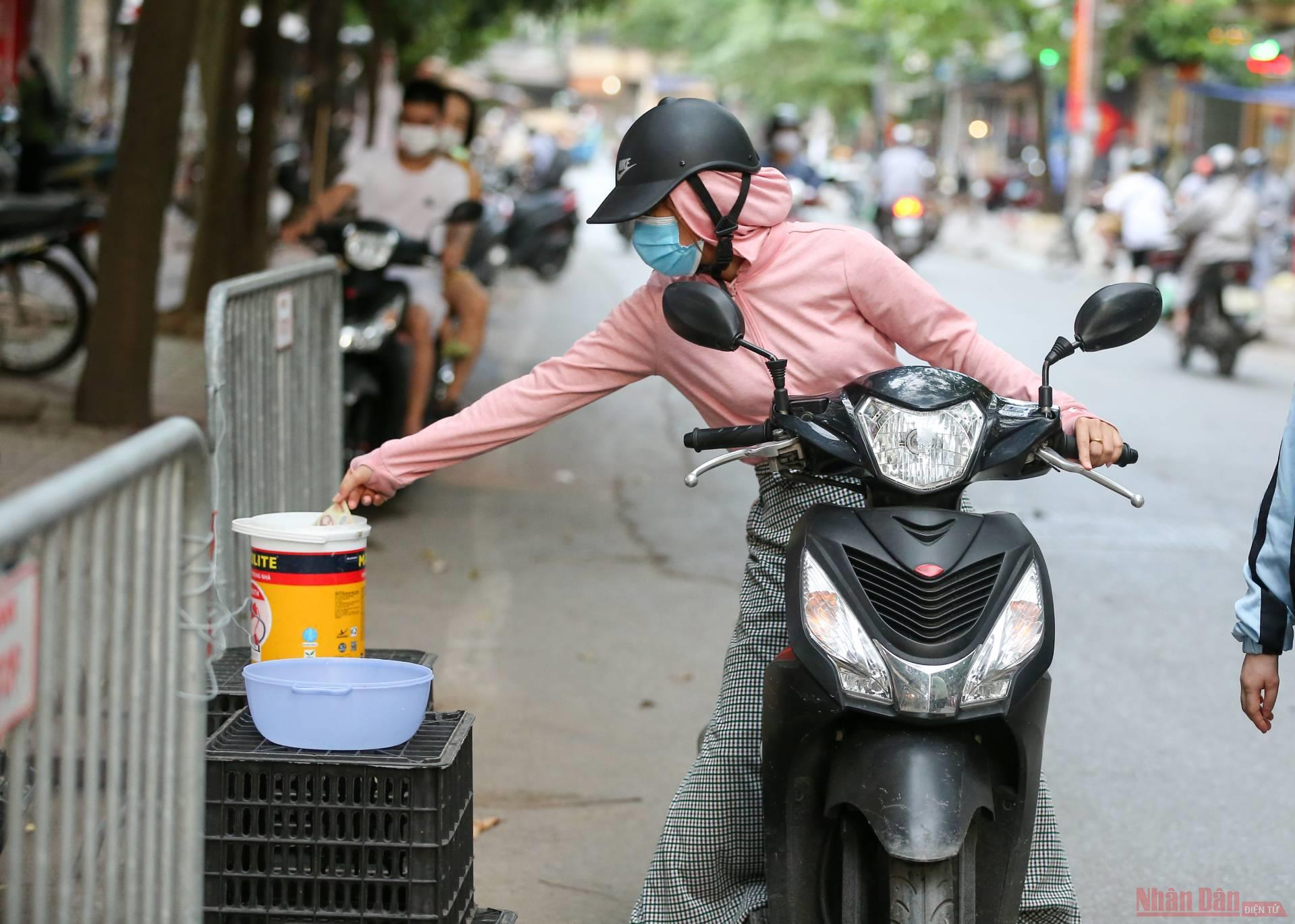 In photo: Shopping in Covid-19 - Put money in bucket, goods in pot