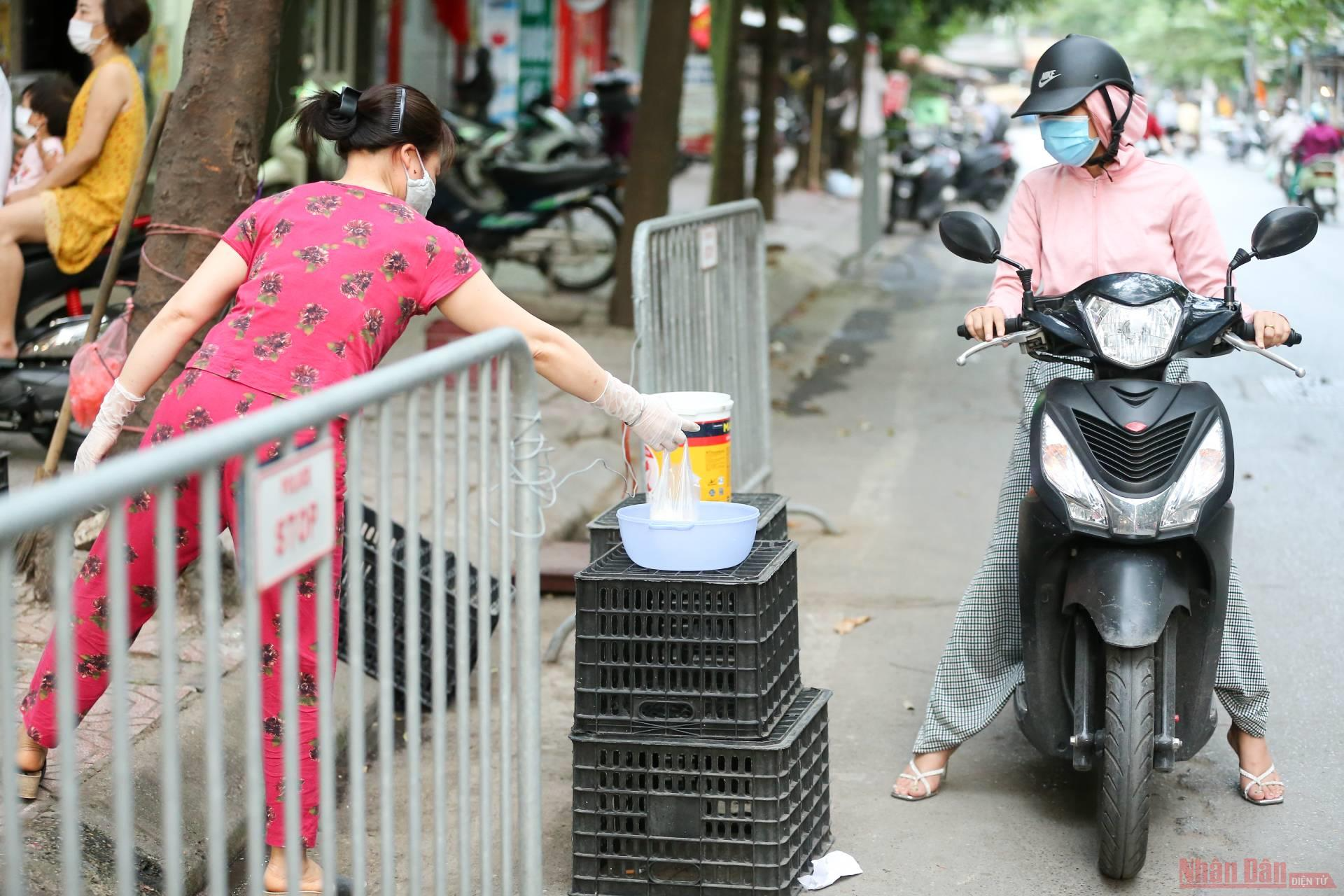 In photo: Shopping in Covid-19 - Put money in bucket, goods in pot