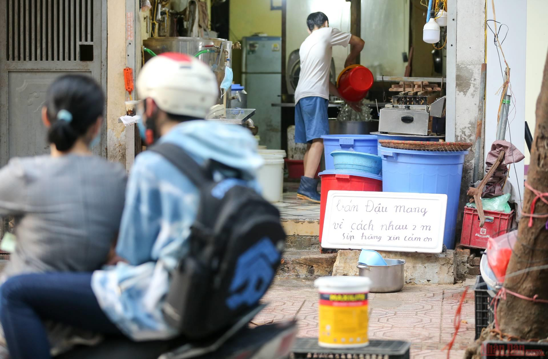 In photo: Shopping in Covid-19 - Put money in bucket, goods in pot
