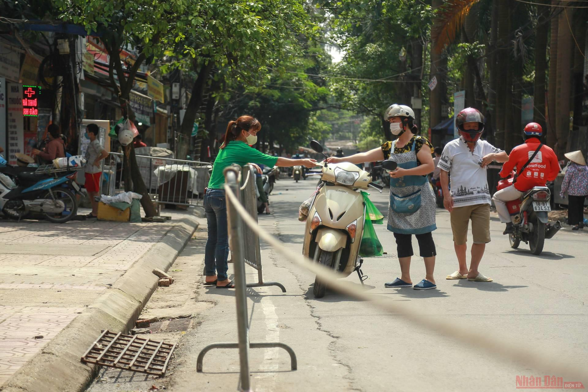 In photo: Shopping in Covid-19 - Put money in bucket, goods in pot