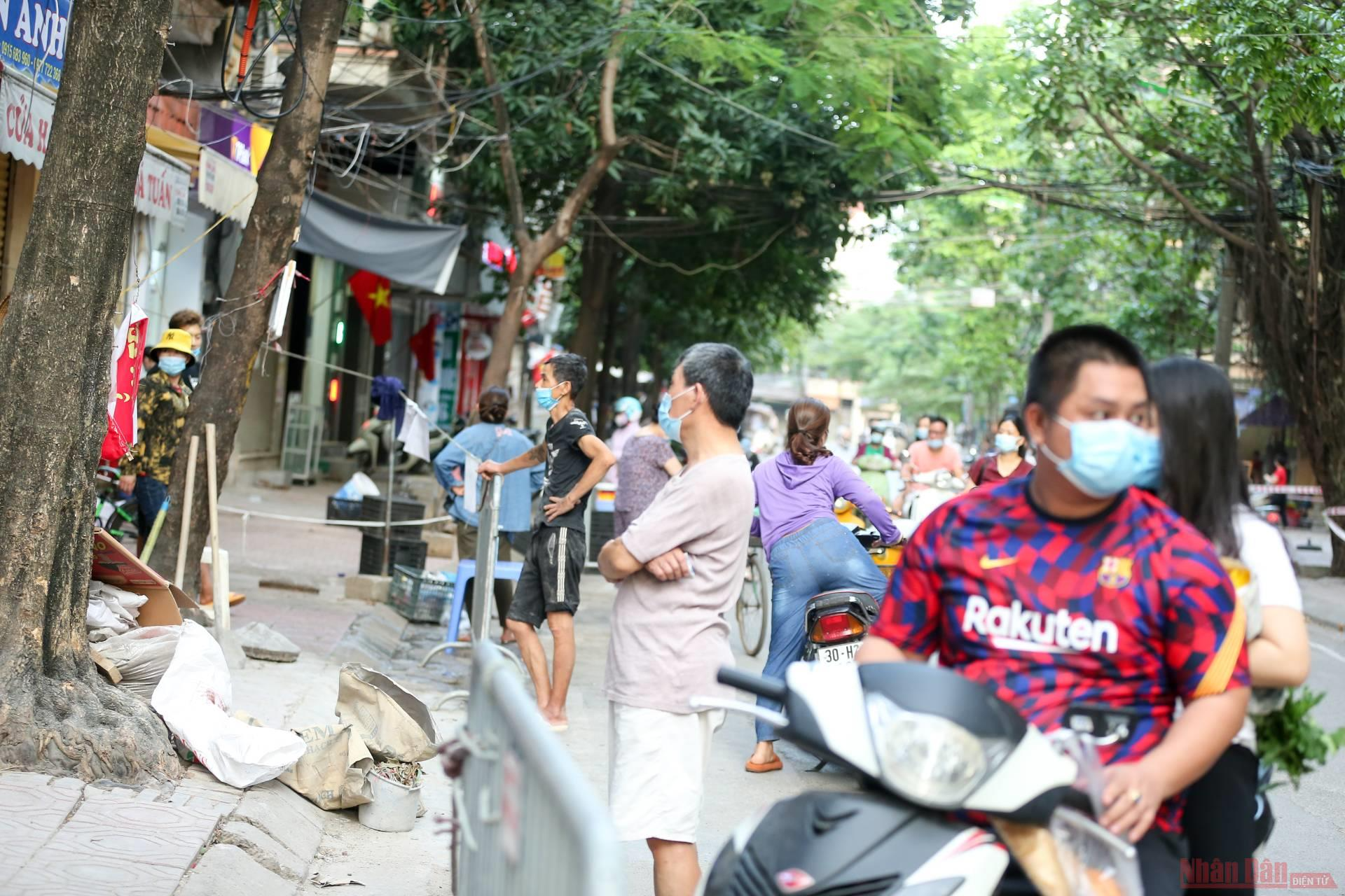 In photo: Shopping in Covid-19 - Put money in bucket, goods in pot