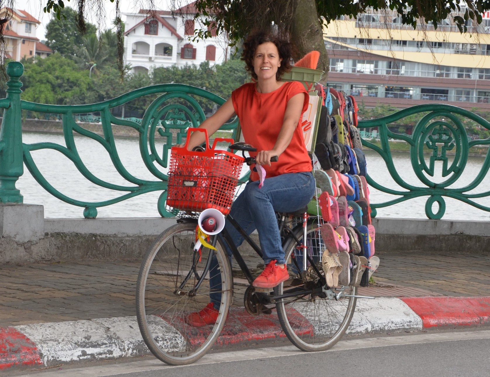 Belgian woman in Vietnam: Pick up lost sandal on roads