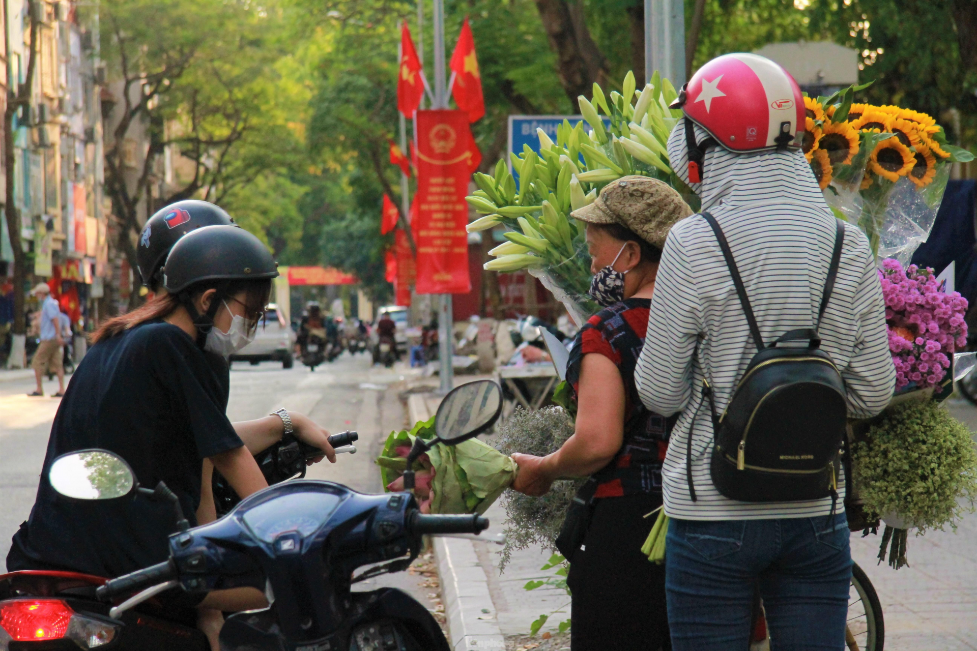 In photo: The vibrant colors of lotus blossom on Hanoi streets