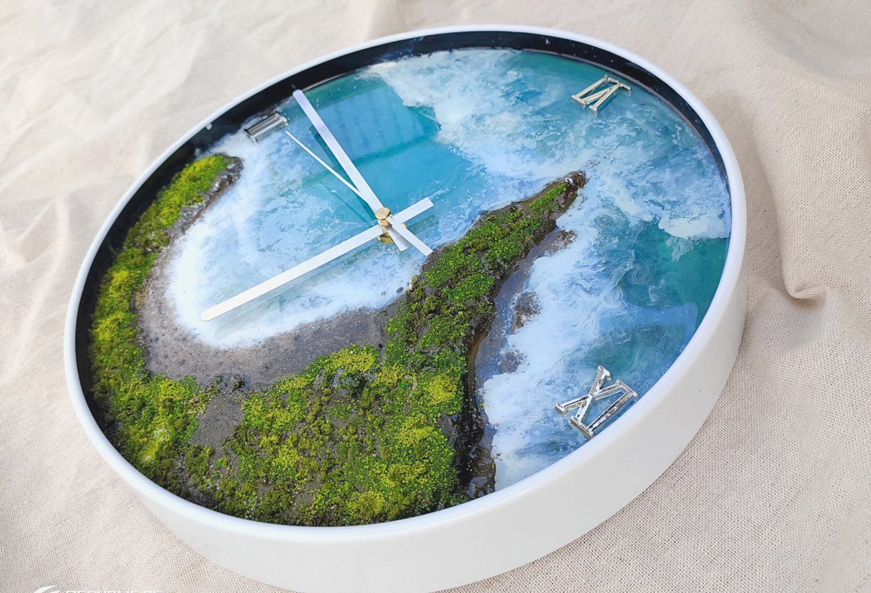 In photo and video: Lifelike clock paintings made of glue, sand and stone