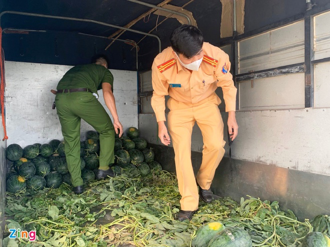 Police sell watermelons to help people in Bac Giang blockade areas