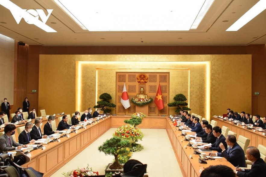 Prime Minister Pham Minh Chinh and his Japanese counterpart Kishida Fumio hold talks as part of Fumio's official visit to Vietnam from April 30 to May 1. Photo: VOV