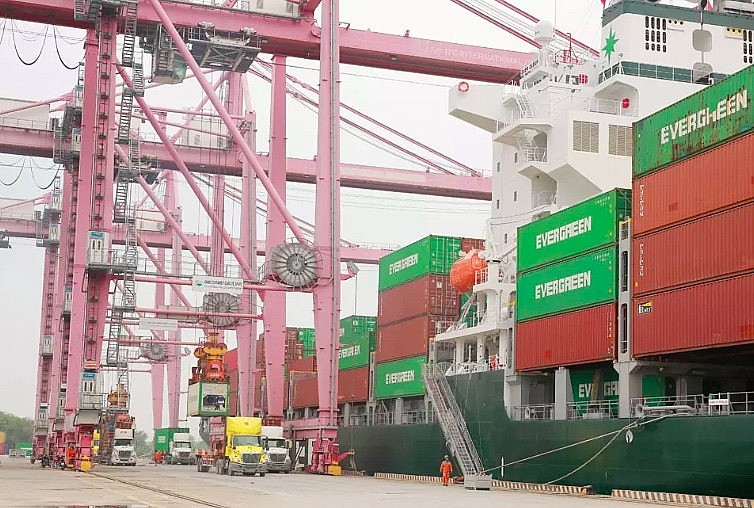 A container ship docks at a port in HCMC. Photo: SGT