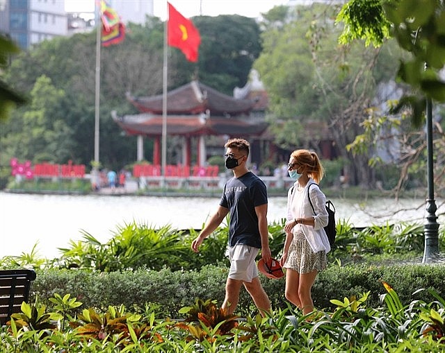 Foreign tourists walking in the Hoàn Kiếm Lake pedestrian area on April 30, 2022. Photo: VNA