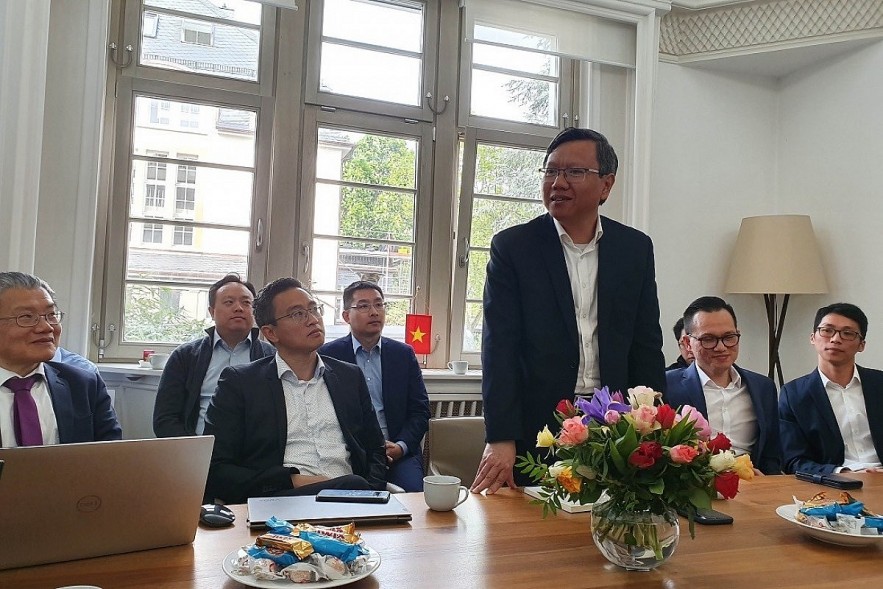 Consul General Le Quang Long emphasizes the important role of overseas intellectuals in the Vietnam - Germany cooperation. Photo: VNA