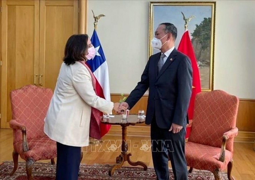 Chilean Foreign Minister Urrejola Noguera (L) welcomes Vietnamese Ambassador to Chile Pham Truong Giang. Photo:VNA