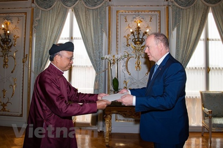 Vietnamese Ambassador to France and Monaco Dinh Toan Thang presents his credentials to Prince Albert II. Photo: VNA