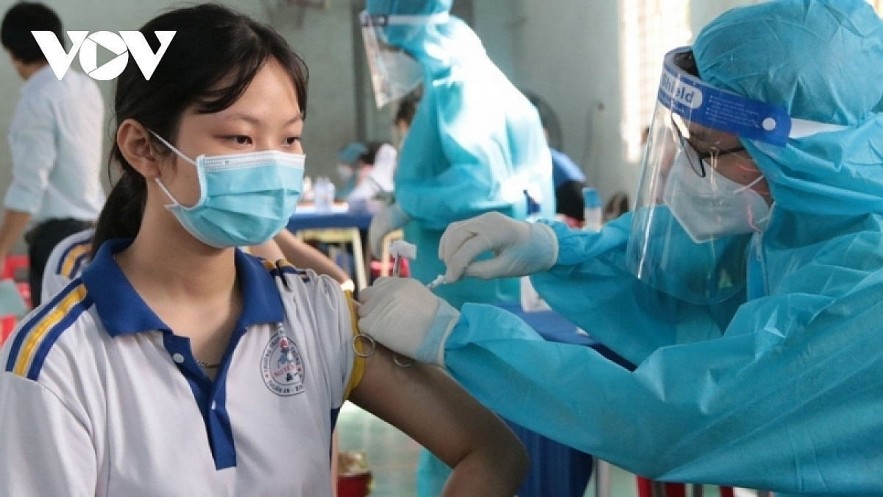 According to medical experts, mask wearing, disinfection, and vaccination are the most important factors in the current pandemic prevention measures. Photo: VOV