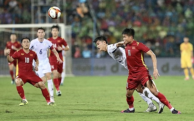Players of Vietnam (in red) and the Philippines vie for the ball. Photo: VNA