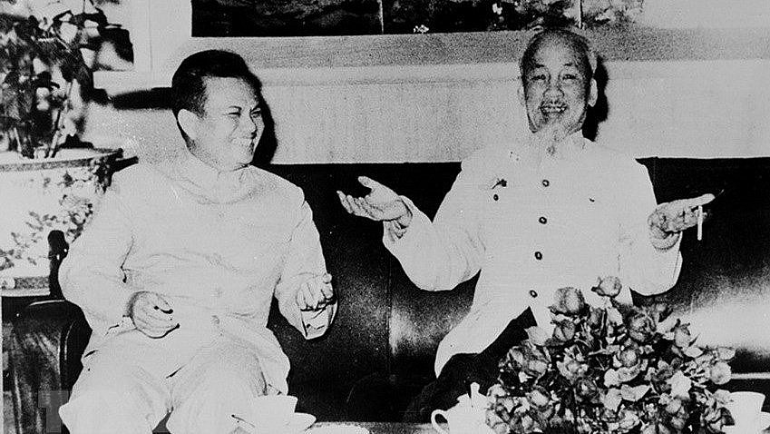 President Ho Chi Minh (R) receives head of the LPRP delegation Kaysone Phomvihane. Photo: VNA