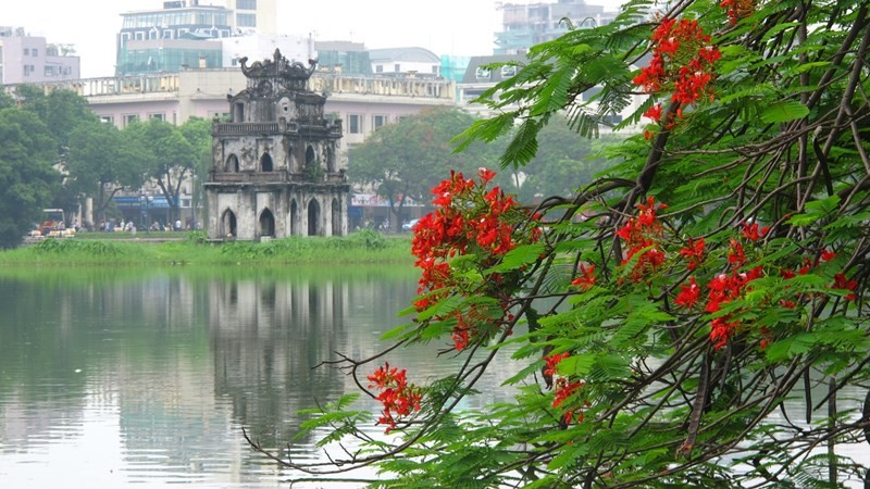 Hoan Kiem Lake. Photo: tapchitaichinh.vn