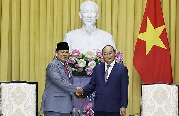 President Nguyen Xuan Phuc (R) shakes hands with visiting Indonesian Minister of Defence Prabowo Subianto. Photo: VNA