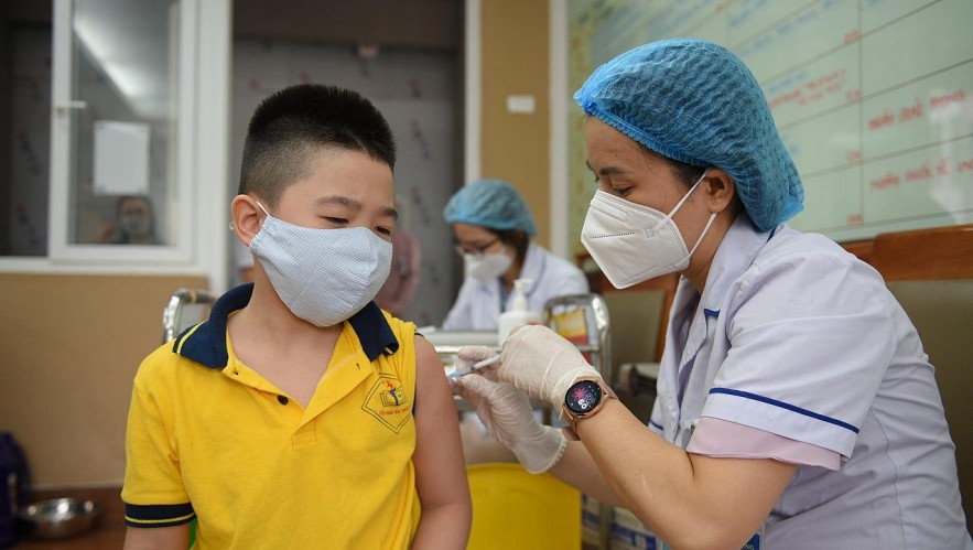A boy is vaccinated against Covid-19. Photo: NDO