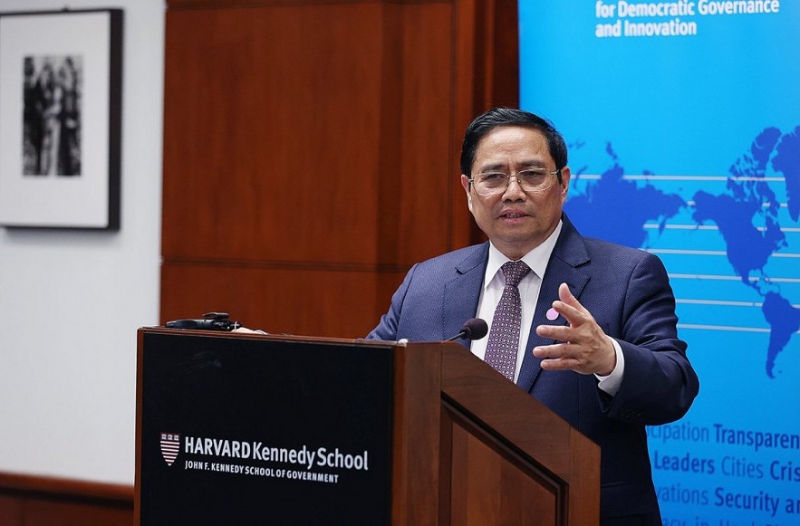 PM Pham Minh Chinh makes a keynote presentation at Harvard University. Photo: VGP