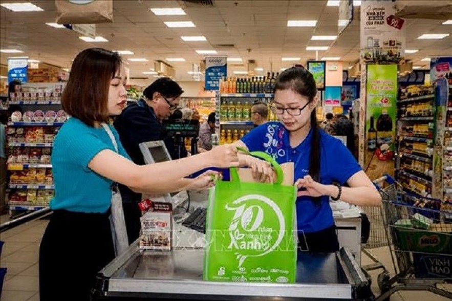 Supermarkets begin using environmentally-friendly bags. Photo: VNA