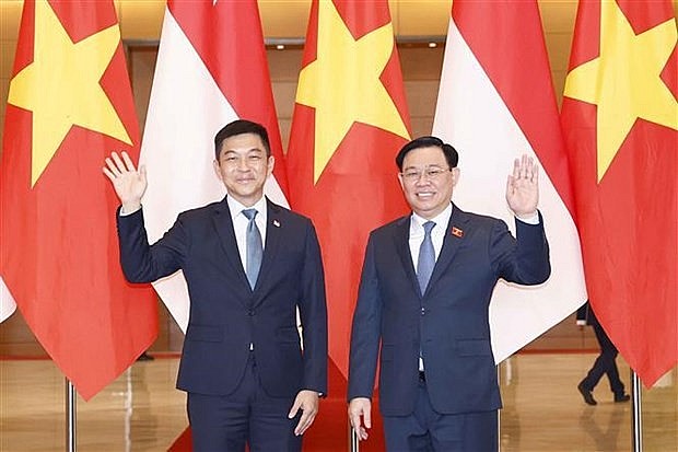 NA Chairman Vuong Dinh Hue (R) and Speaker of the Singaporean Parliament Tan Chuan-Jin in Hanoi on May 18. Photo: VNA