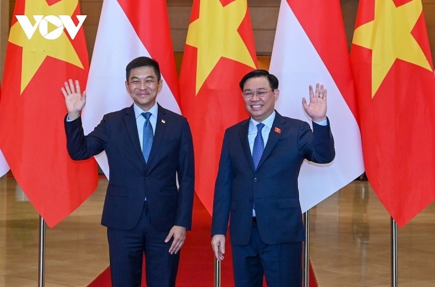 NA Chairman Vuong Dinh Hue (R) and visiting Speaker of the Singaporean Parliament Tan Chuan-Jin. Photo: VOV