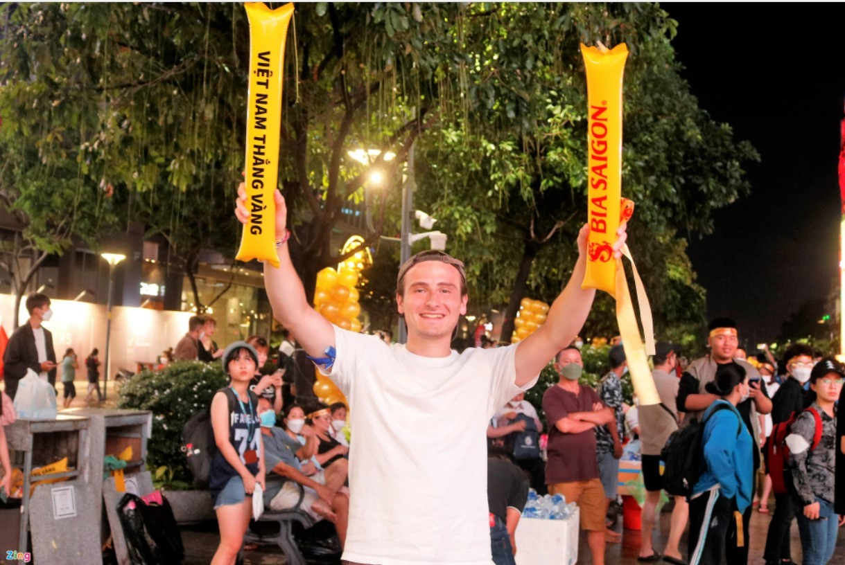 Expats in HCMC Impressed by Patriotic Vietnamese Fans