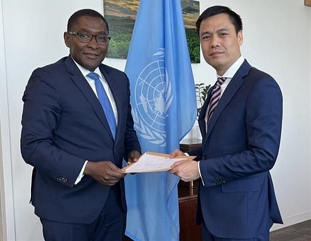 Special Adviser to the UN Secretary General on Climate Action Selwin Hart handed over the letter to Ambassador Dang Hoang Giang. Photo: VNA