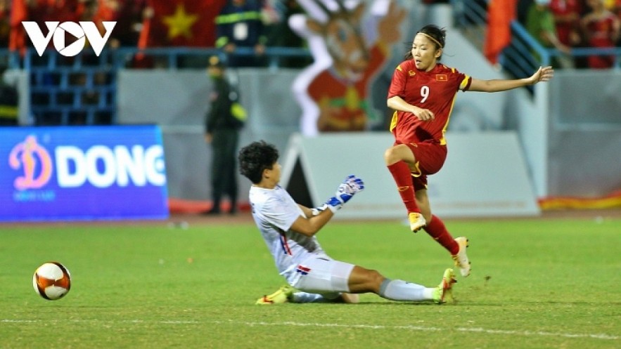 Captain Huynh Nhu of Vietnam correctly finish the ball to bring the victory to the women's football team. Photo: VOV