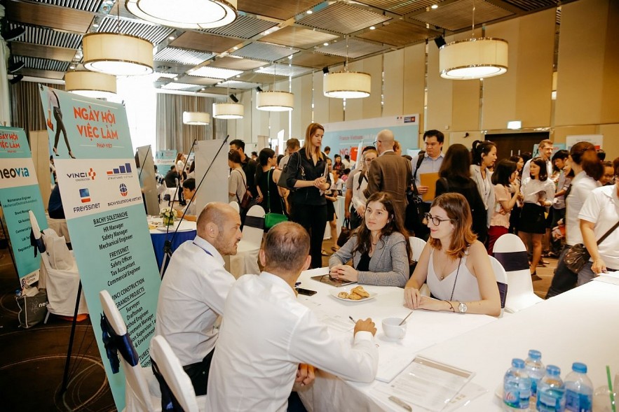 The job fair attracts a large number of candidates. Photo: CCIFV