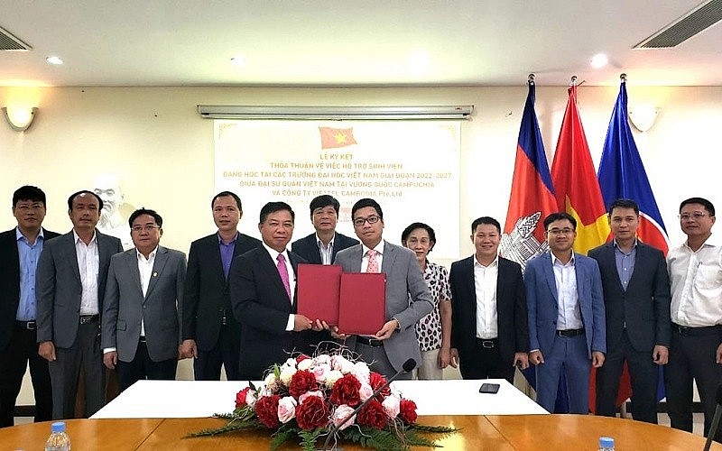 Ambassador Nguyen Huy Tang and General Director of Viettel Cambodia Pte.Ltd Phung Van Cuong signed the agreement. Photo: Nguyen Hiep