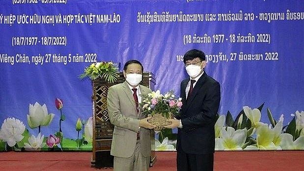 Lao Minister of Education and Sports Phout Simmalavong (right) and Vietnamese Ambassador to Laos Nguyen Ba Hung. Photo: VNA