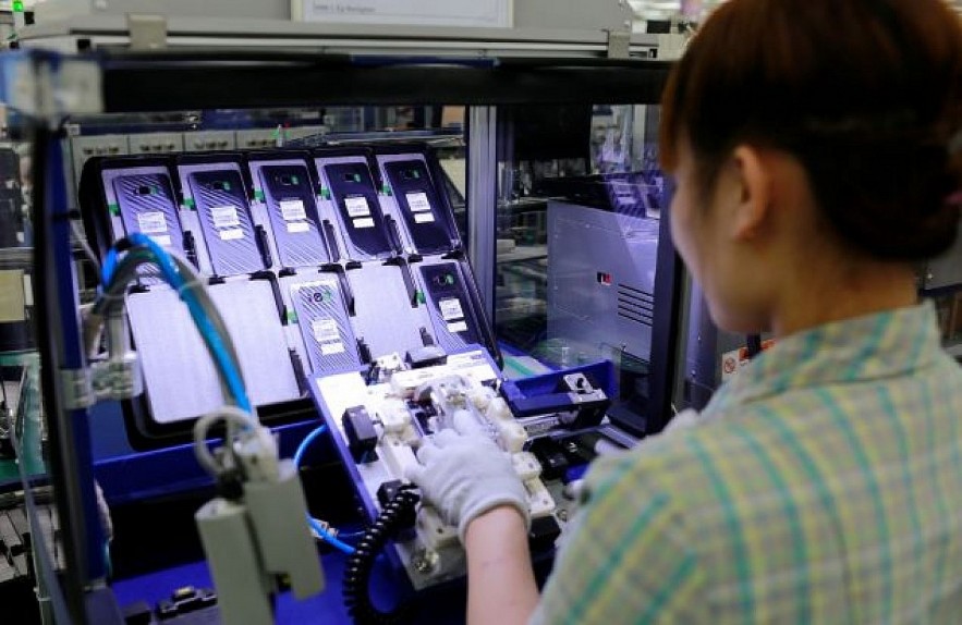 Manufacturing phones at a Samsung production line in Vietnam. Photo: baodautu.vn