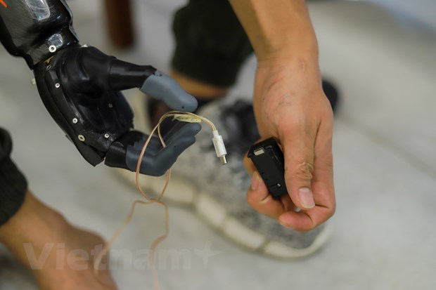 'Made in Vietnam' robotic arm for disabled  - Video