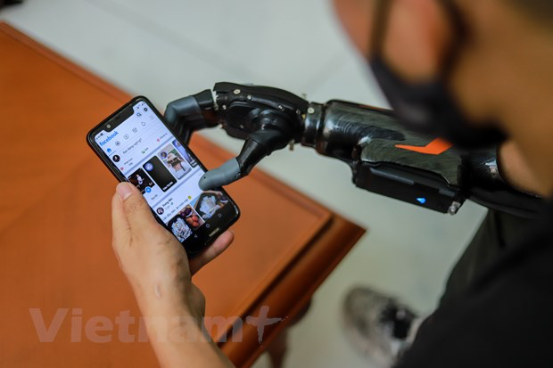 'Made in Vietnam' robotic arm for disabled  - Video