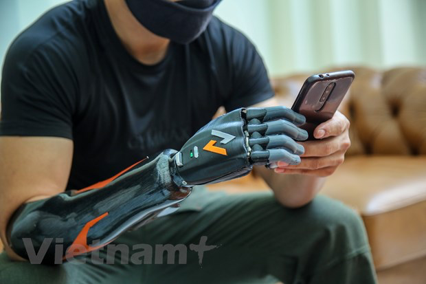 'Made in Vietnam' robotic arm for disabled  - Video