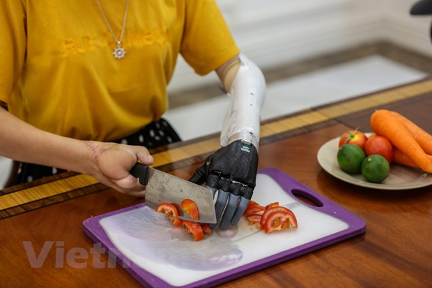 'Made in Vietnam' robotic arm for disabled  - Video