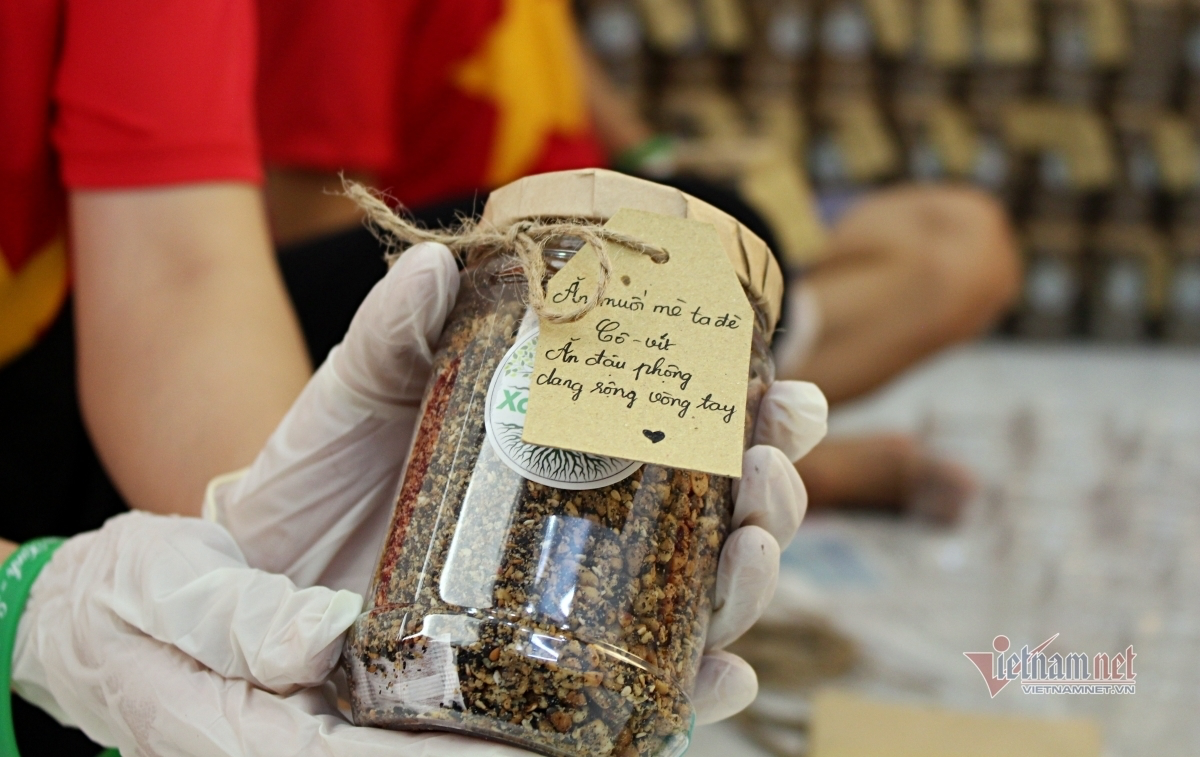 Crafty Vietnamese make products for the Covid age - video